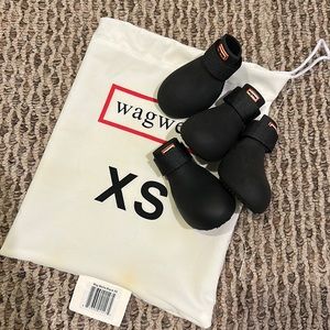 Wagwear wellie in black, size XS.